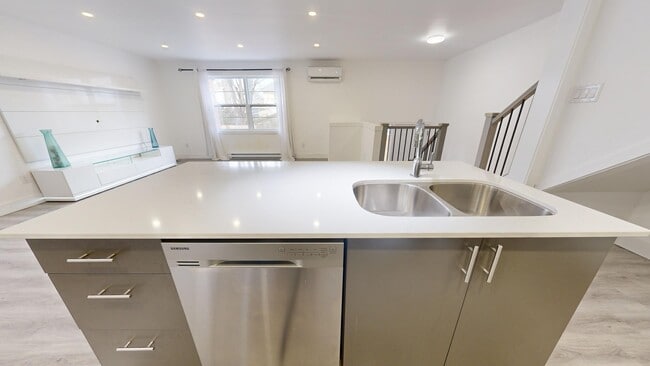 Building Photo - MODERN 3 BEDROOM TOWNHOME ON ANDOVER DRIVE