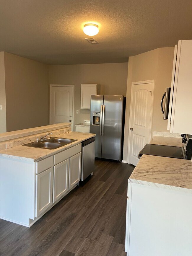 Foto del edificio - *Pre-leasing* Three Bedroom | Two and a Ha...