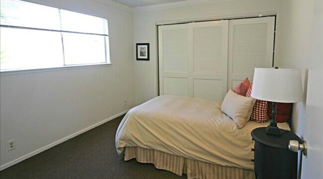 Building Photo - Enchanting two bedroom apartment with back...