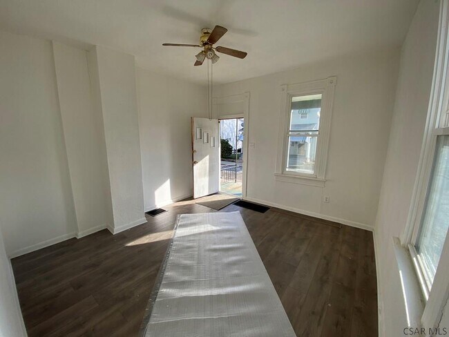 Building Photo - 114 I St