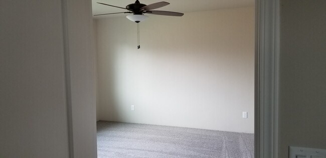 Building Photo - Redwood Area, Cul-de-sac Home close to Medical and Shopping