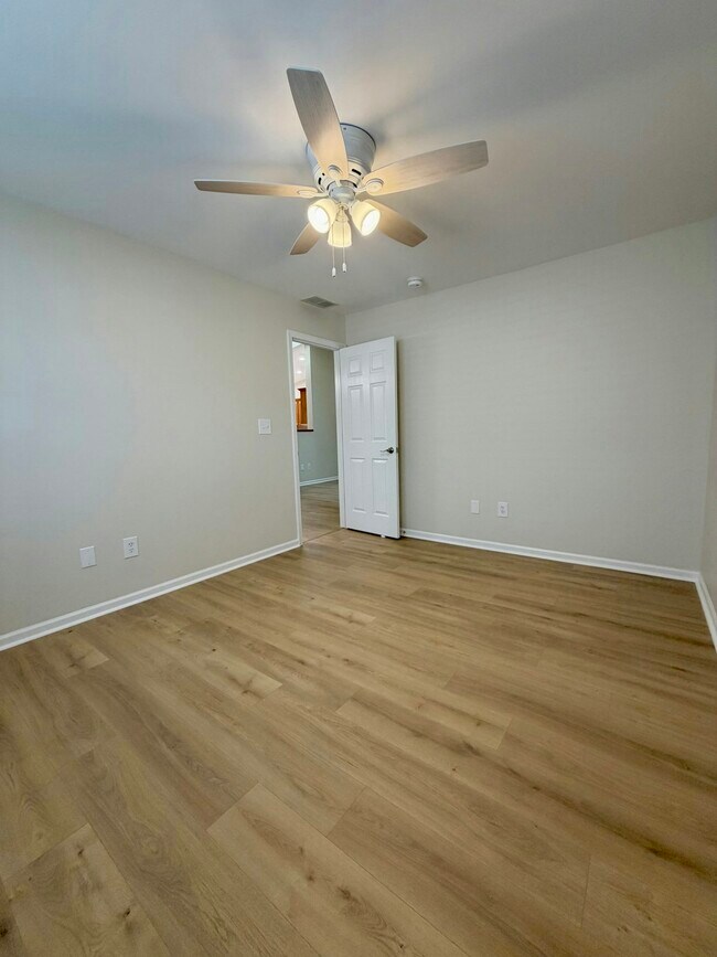 Building Photo - 1727 Chestnut Dr
