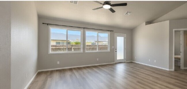 Foto del edificio - This three bedroom, 2 bath, single level home is ready for you! New paint, vinyl plank flooring, ...
