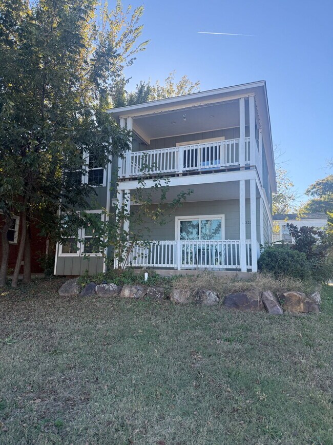 Building Photo - 2225 N Gatewood Ave