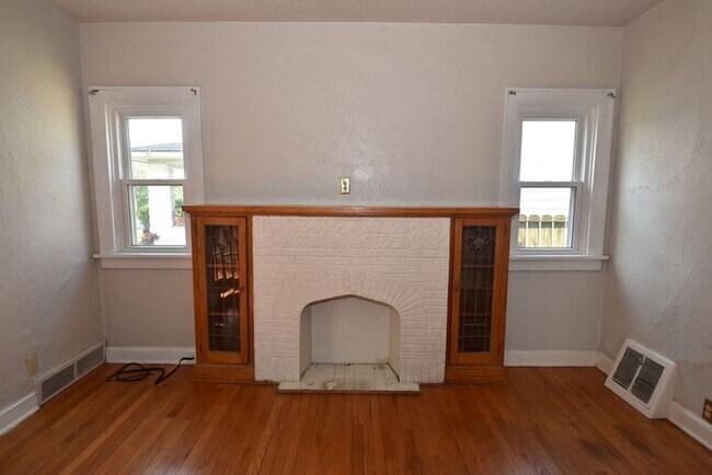 Building Photo - 3 bedroom 1.5 bath home next to IUSB.