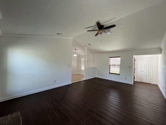 Building Photo - Spacious 3 Bedroom