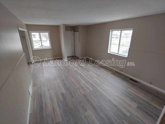 Foto del edificio - Freshly painted 3 bedroom with new flooring throughout!