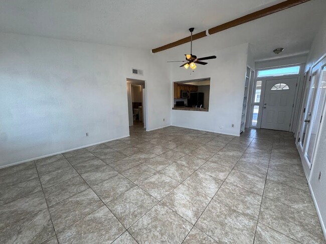 Foto del edificio - Bright & Spacious 2 Bedroom Condo with Vaulted Ceilings in Phoenix
