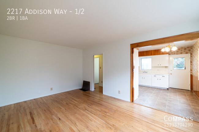 Building Photo - Charming 1940's 900 Sqft 2-Bed, 1-Bath wit...