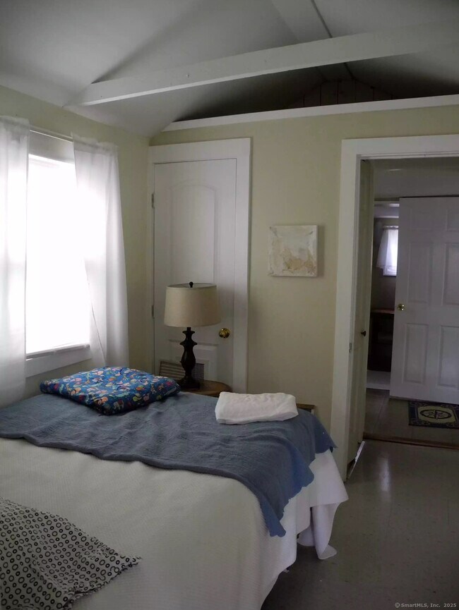 Foto del edificio - 621 Fairfield Beach Rd