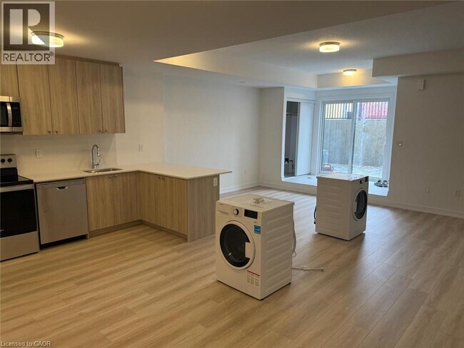 Building Photo - 25 Palace St