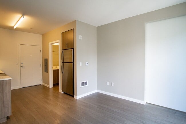 Building Photo - 2nd Floor Modern & Sleek 1Bdr w/Floor-to-C...