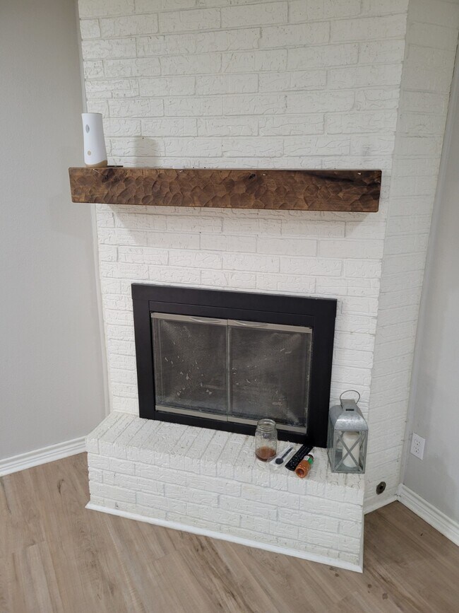 Building Photo - 1919 Pine Tree Dr