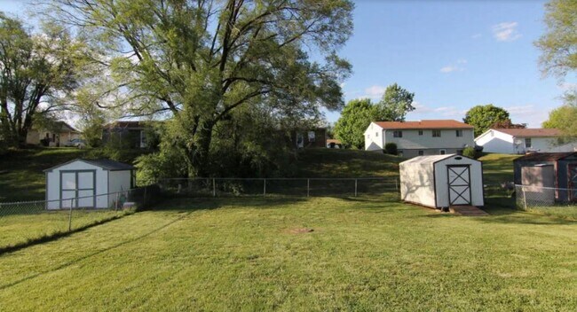 Amplio patio trasero completamente cercado para relajarse. - 303 Rutherford Ave NW