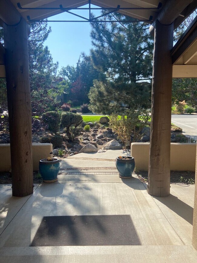 Building Photo - 4 BR / 4 BA Home with stunning views and b...