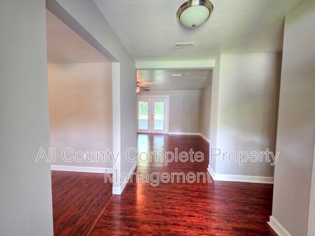 Foto del edificio - 3212 Blair Dr