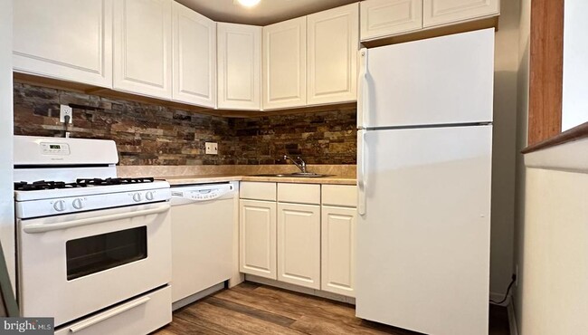 Building Photo - 5464 Vicaris St