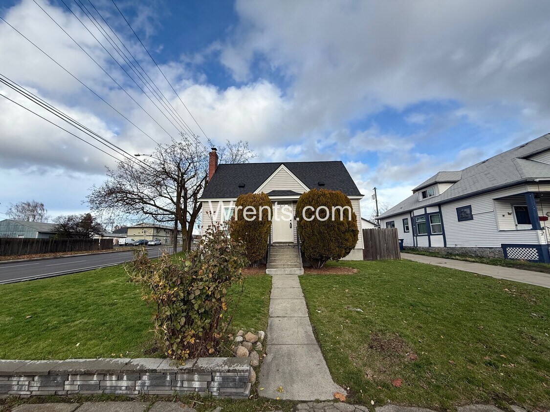 Foto principal - 5 bed 2.5 bath home