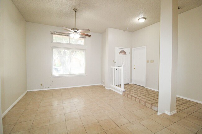 Foto del edificio - 3223 Tree Grove Dr