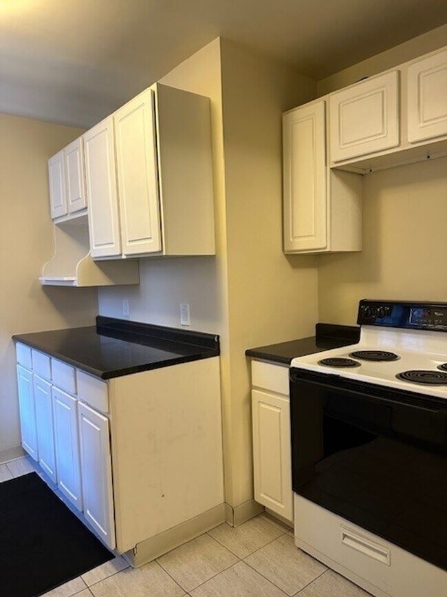 Foto del edificio - Spacious 4th Floor Efficiency, 1-Bathroom ...