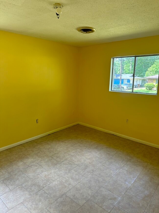 Building Photo - 2998 Kentwood Dr