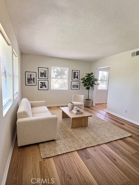 Foto del edificio - 26420 Pineknoll Ave