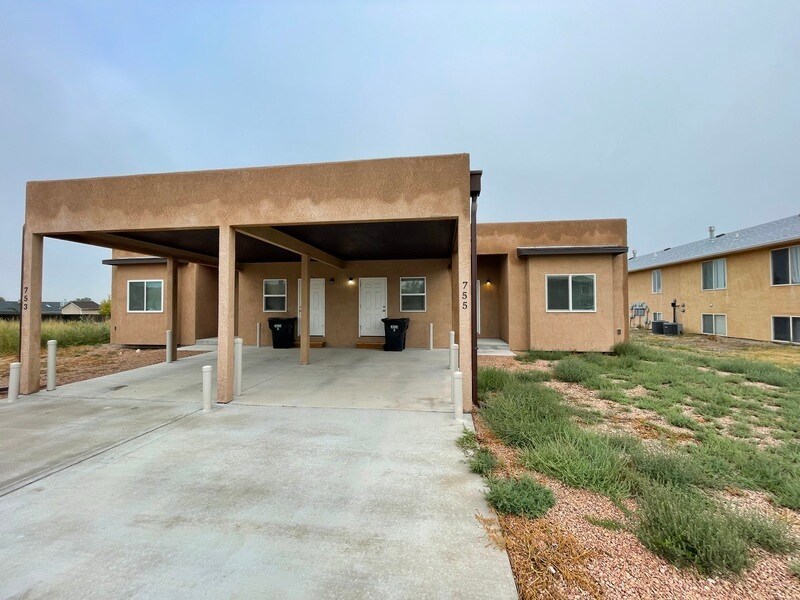 Primary Photo - 755 E Springmont Dr