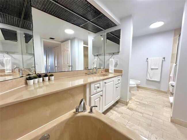 Foto del edificio - 1717 N Bayshore Dr