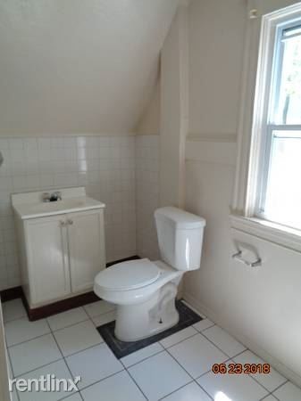 Building Photo - 3 br, 1 bath House - 11 Earl St