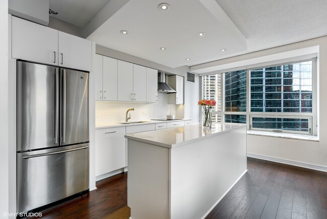Building Photo - 512 N McClurg Ct