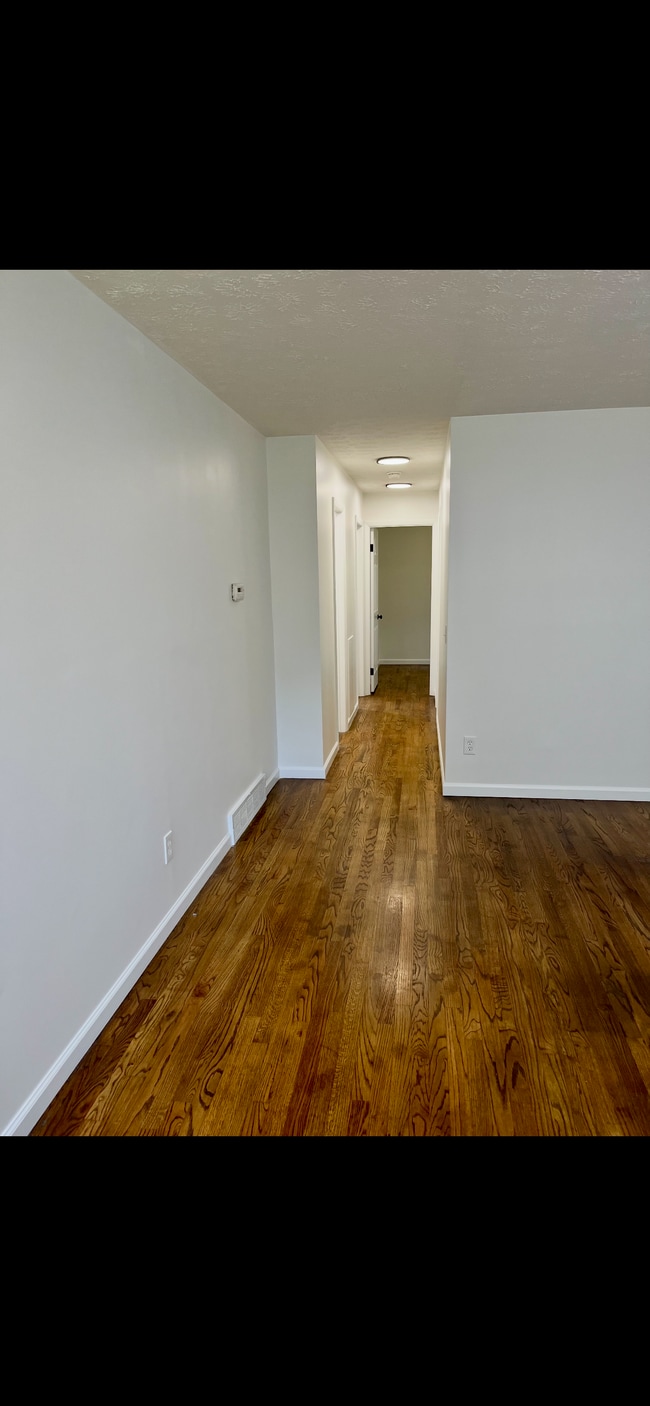 Building Photo - 185 Meadows Dr
