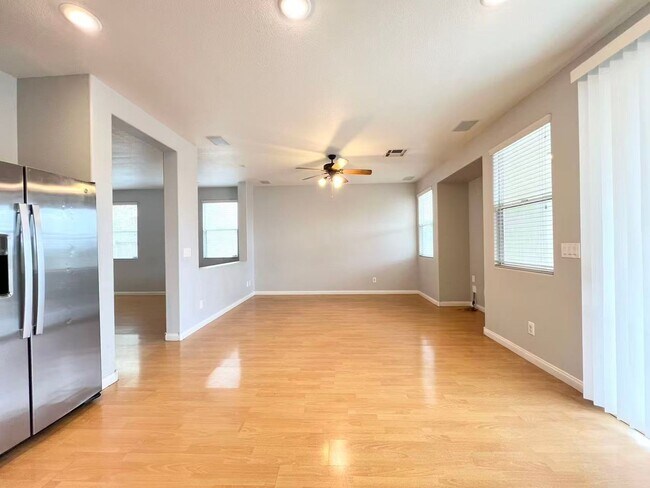 Building Photo - Nice 2 story house