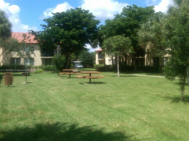 Foto del edificio - 10717 Cleary Blvd