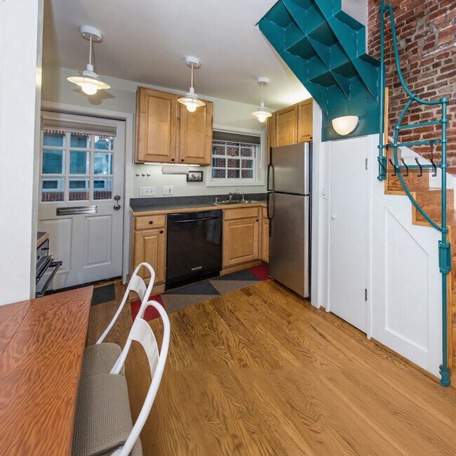 Foto del edificio - 3207 Cherry Hill Ln