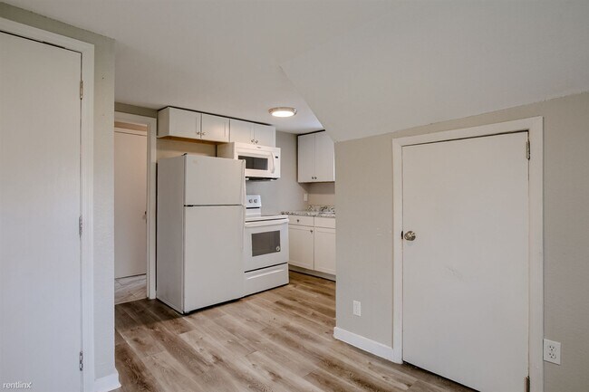Building Photo - 1 br, 1 bath Triplex - 708 South Logan Ave...