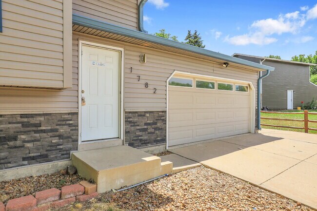 Building Photo - $2,595.00, 4 bed, 2 bath, located in Auror...