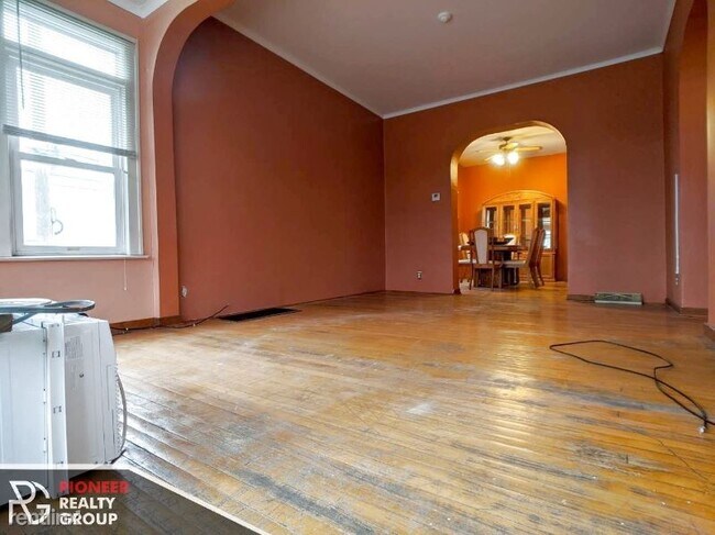Building Photo - 2 br, 1 bath Apartment - 4018 N Kenneth Ave