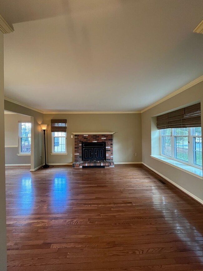Building Photo - 3BR, 2.5BA end-unit townhouse in Sterling, VA