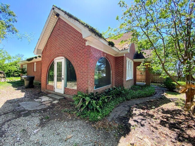 Building Photo - Garden District Gem: Spacious 3-Bed, 2-Bat...