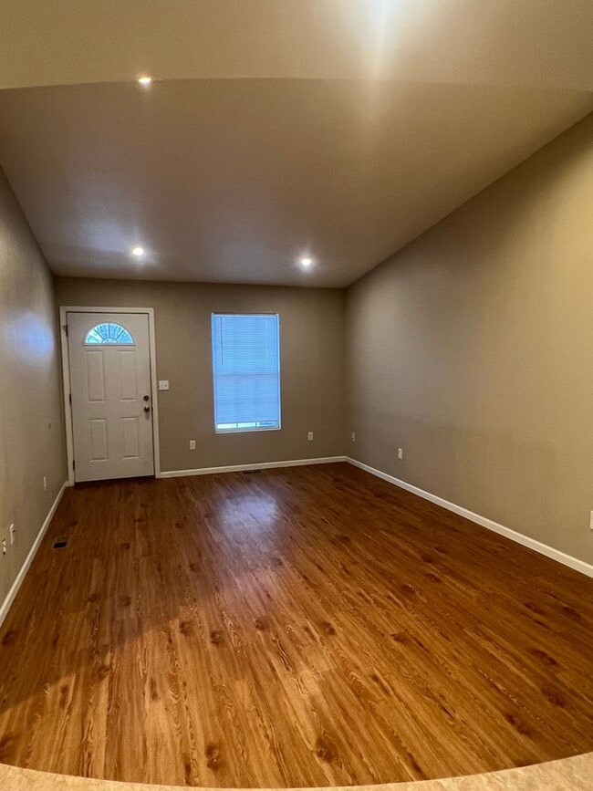 Building Photo - 3 Bedroom 2 bath duplex