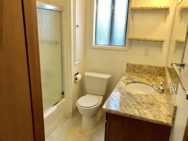 Building Photo - Charming duplex in SE Portland!!!! Close to Reed College!