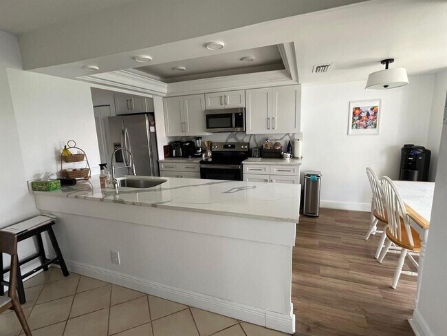 Foto del edificio - 3008 Lakeshore Dr