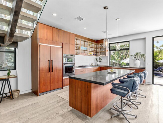 Foto del edificio - 1724 N Sierra Bonita Ave