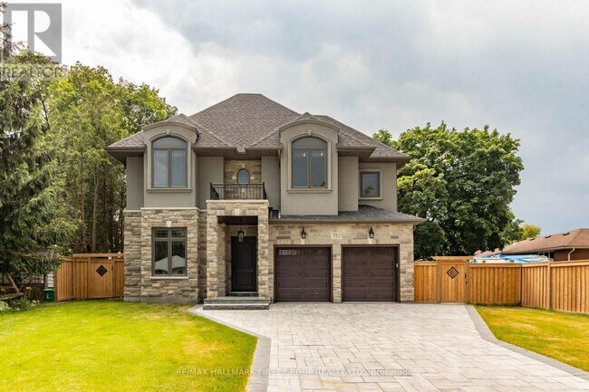 Building Photo - 752 Hillview Crescent