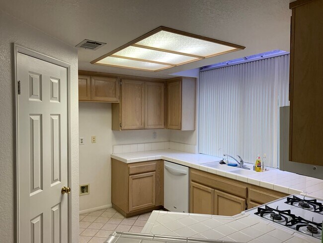 Building Photo - Camarillo Springs Rental now Available