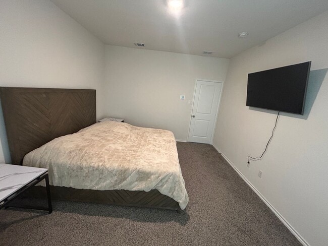 Building Photo - 3 Bedroom 2 Bath