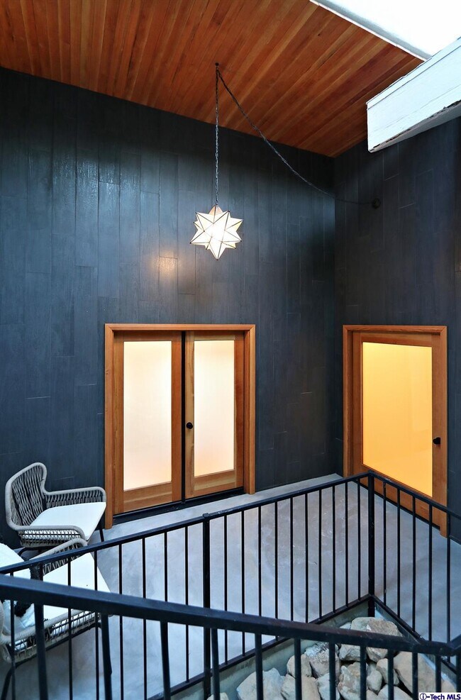 Building Photo - 647 Dimmick Dr