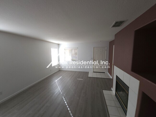 Building Photo - Very Nice 3bd/2ba Mather House with 2 Car ...