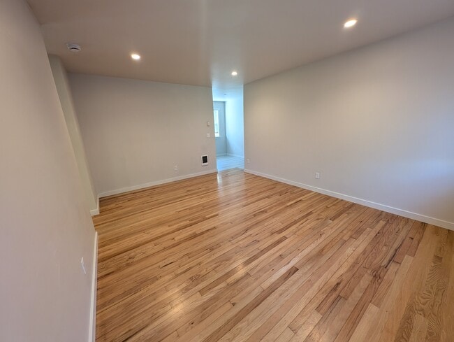 Building Photo - 2815 SE 27th Ave