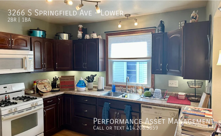 Foto principal - Bright 2-Bed Lower Unit Hardwood Floors, B...